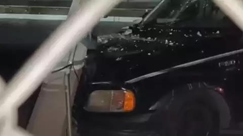 FOTOS Hombre en aparente estado de ebriedad chocó en el costado de un parque en Progreso