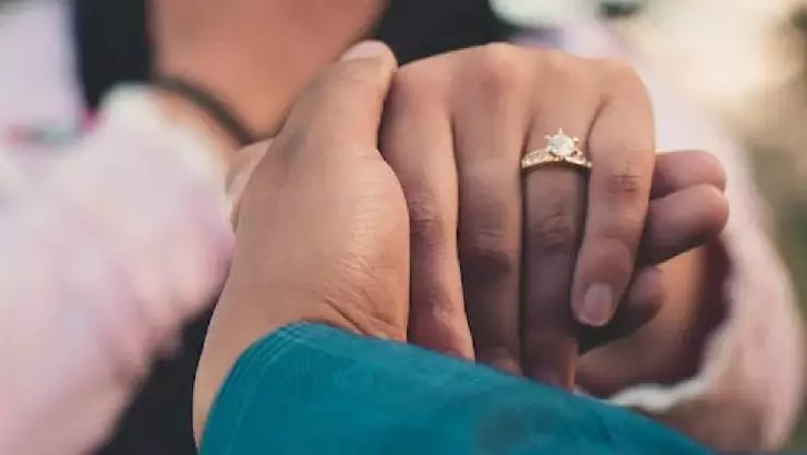 Le proponen matrimonio y le cobran la mitad del anillo de diamantes