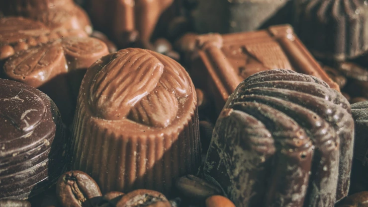 El chocolate negro posee feniletilamina, que estimula y mejora el estado de ánimo, dando lugar a sensaciones placenteras y alegres. Esta capacidad antidepresiva ya ayuda en la actividad sexual.