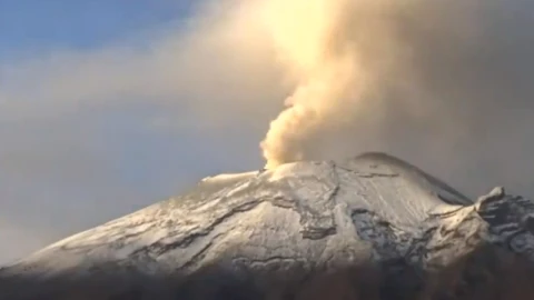 volcan popocatepetl amanece nevado