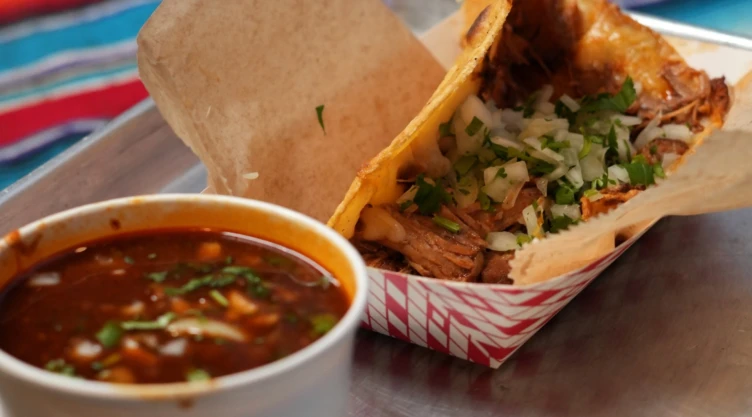 Un plato de tacos listo para disfrutar