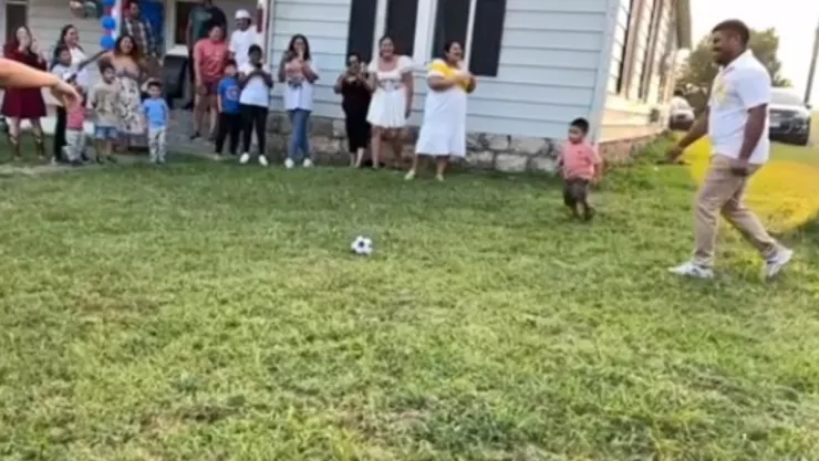 Video de niño que arruina la fiesta de revelación de sexo al patear el balón de futbol