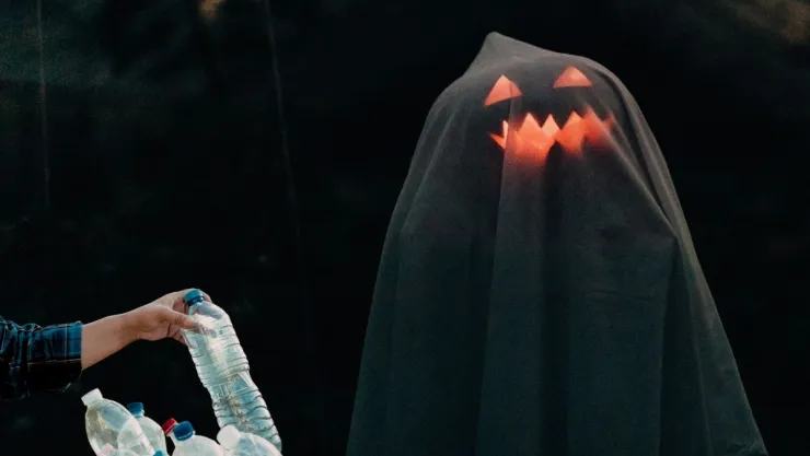 Manualidades de terror Cómo crear una lámpara de fantasma a partir de botellas de plástico.jpg