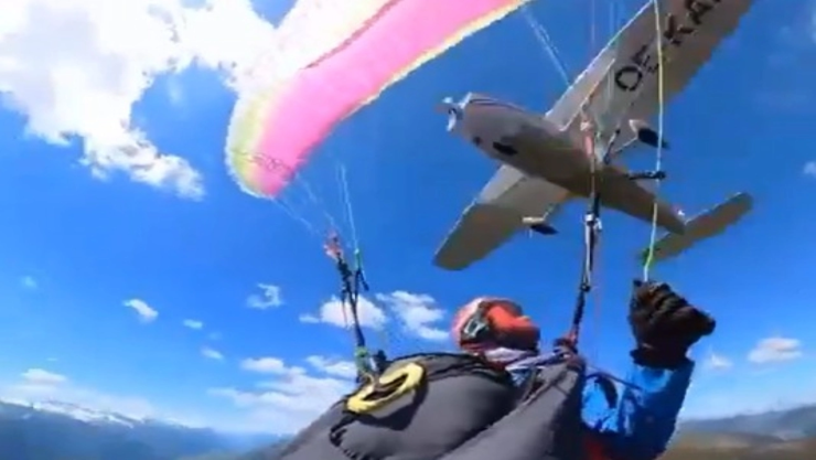 VIDEO_-Avioneta-golpea-a-parapentista-en-pleno-vuelo-en-Austria-y-desata-momentos-de-pánico-en-el-ai.webp