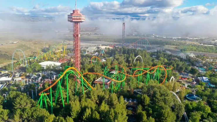 Una vista panorámica de un parque de diversiones en Estados Unidos