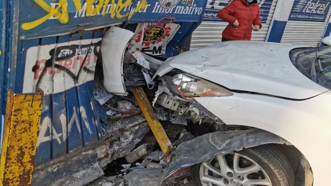 choque con caseta de periodico