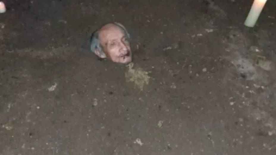 Abuelo se entierra vivo como protesta por falta de agua, comida y luz