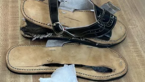 En chanclas intentaron meter droga a penal en Culiacán, Sinaloa.