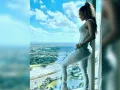 JLo con traje blanco..jpg