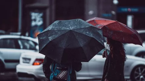 Personas bajo la lluvia en Tijuana