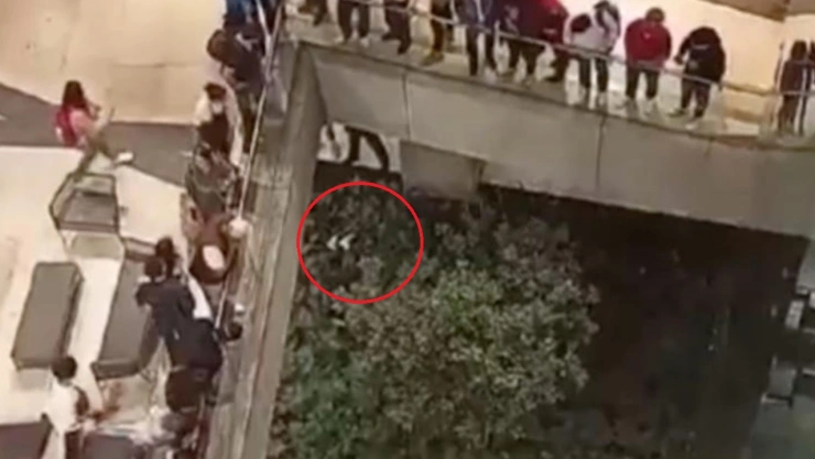 cae joven primer piso plaza antenas.jpg