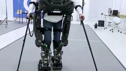 Traje robot con exoesqueleto cambia la vida de las personas parapléjicas