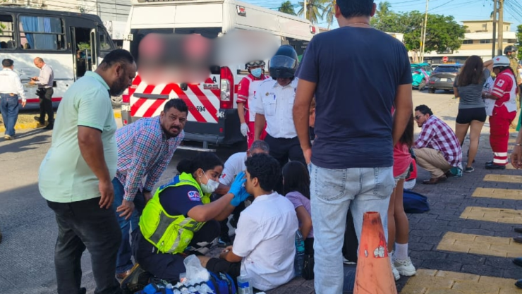 Choque entre dos autobuses deja 14 heridos