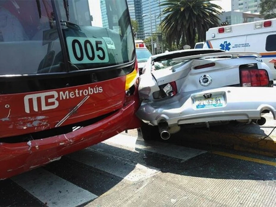 El accidente se registró en el cruce de Insurgentes y Río Micxoac