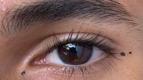 El dot eyeliner es la mejor técnica para delinear los ojos pequeños