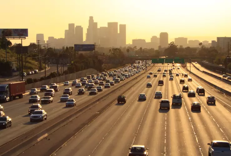 Decenas de autos circulando por carretera de California