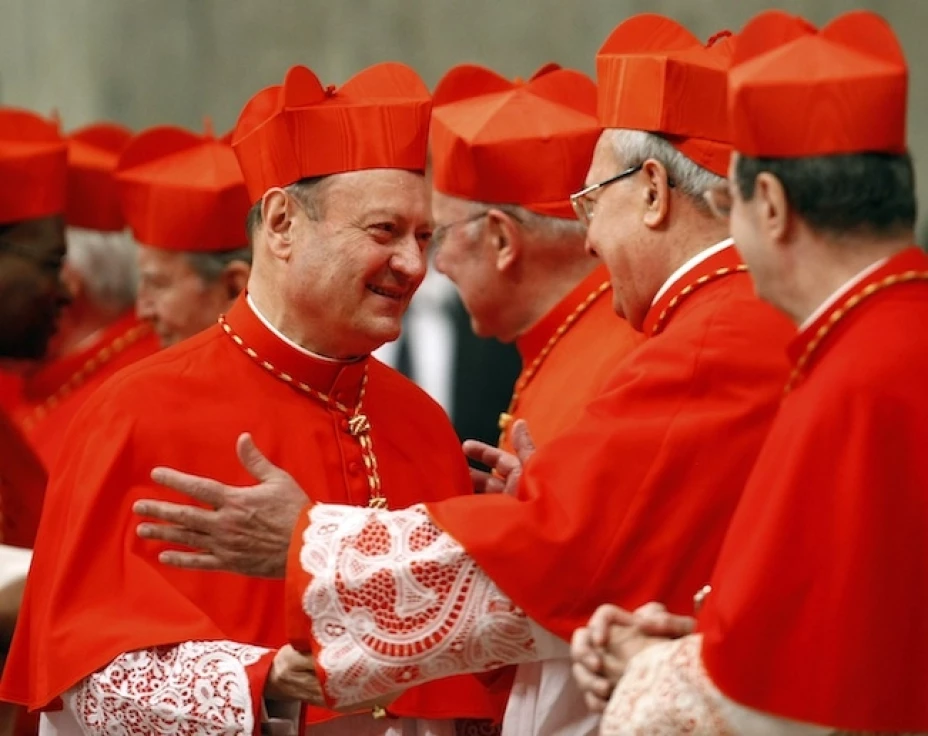 Gianfranco Ravasi, a la izquierda, recibe la felicitación del cardenal Angelo Sodano, ambos son candidatos a suceder a Benedicto XVI