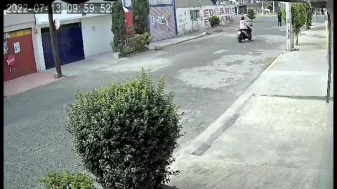 VIDEO: Sujeto tira de moto a mujer para robársela ¡Nuevo modus operandi!