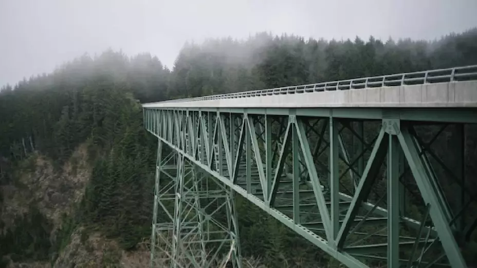 Encuentran a mujer ensangrentada cerca de puente.jpg