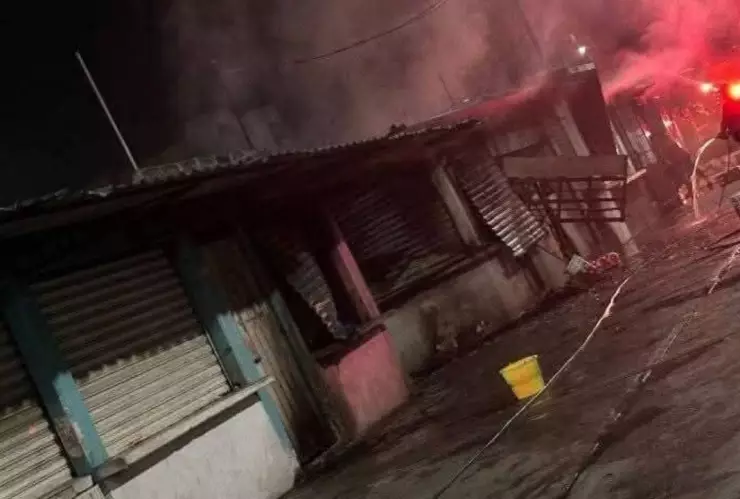 locales quemados mercado las cruces.jpg