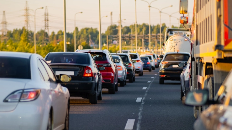 Fila de autos atrapados en el tráfico