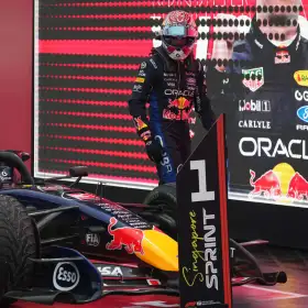 Max Verstappen de Red Bull, tras ganar la carrera de sprint en el GP de Singapur.