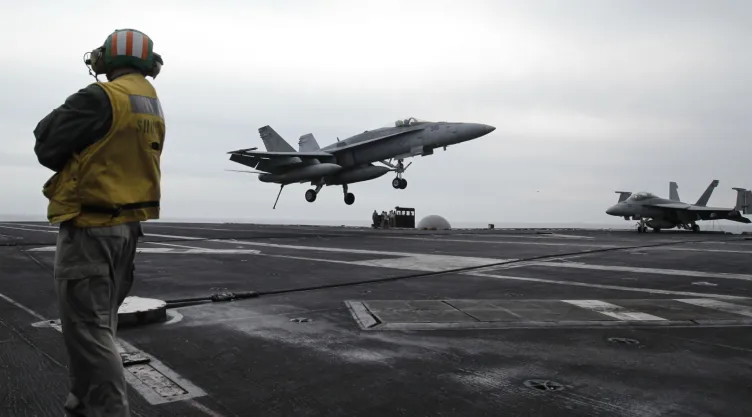 En esta fotografía de archivo del 13 de febrero de 2012, un avión de combate estadounidense aterriza en el portaaviones Abraham Lincoln durante ejercicios en el Golfo Pérsico. Imagen, AP.