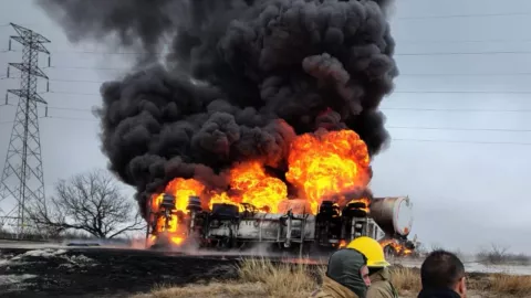 Pipa de gas explota sobre carretera de Coahuila.