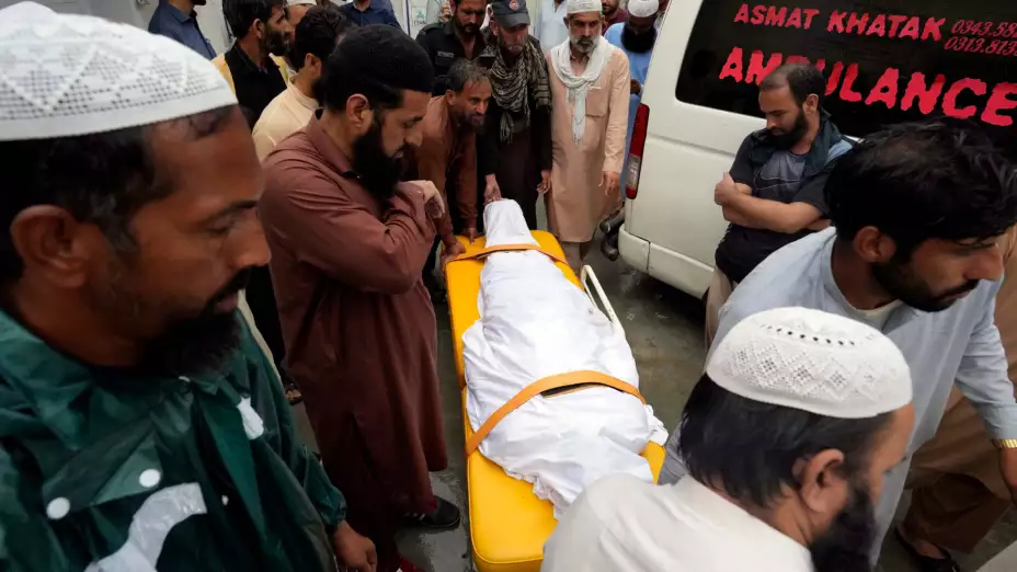 Víctima del derrumbe de un muro en Pakistán.