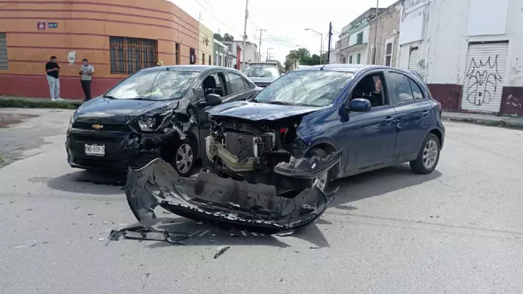 Fuerte accidente en el centro deja severos daños materiales