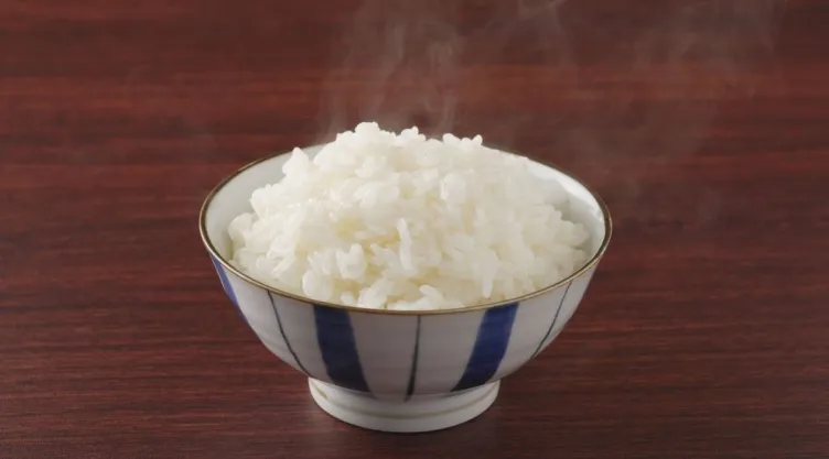 Esto le pasa a tu cuerpo cuando comes arroz blanco todos los días