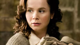 Escena de la película ‘Mi Mascota es un Monstruo’ (The Water Horse: Legend Of The Deep) con Alex Etel como Angus MacMorrow por Azteca 7.