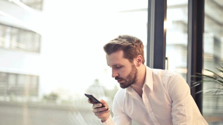 hombre trabaja telefono