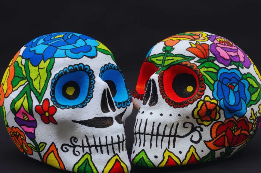 Cómo hacer un cráneo de yeso, la manualidad perfecta para hacer con niños en el Día de Muertos