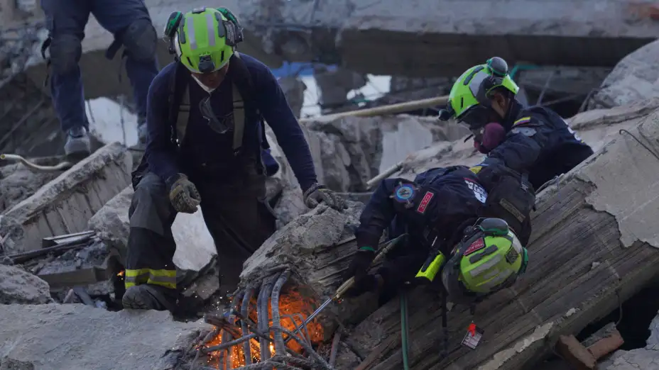 Rescatistas buscan sobrevivientes tras un terremoto en Colombia.