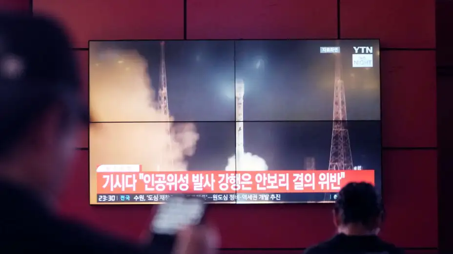 Lanzamiento de un cohete norcoreano es visto en Tv en surcorea.