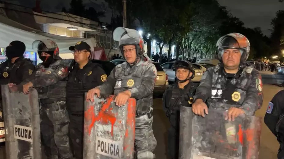 Pobladores de Xochimilco se enfrentan a policías para liberar a 5 detenidos en Tlalpan