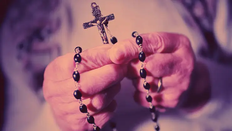 sacerdote asaltado en estacionamiento