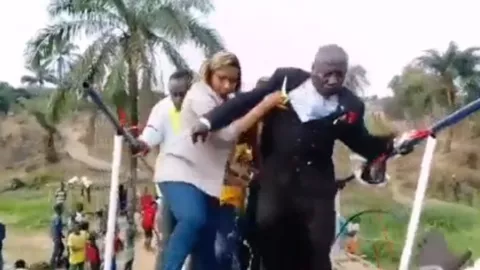 Cae puente en el congo