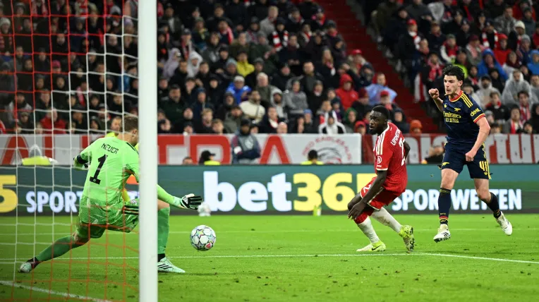 UEFA Champions League - Bayern de Múnich contra Arsenal, 21 de octubre de 2026. Declan Rice, del Arsenal, anota el segundo gol de su equipo.