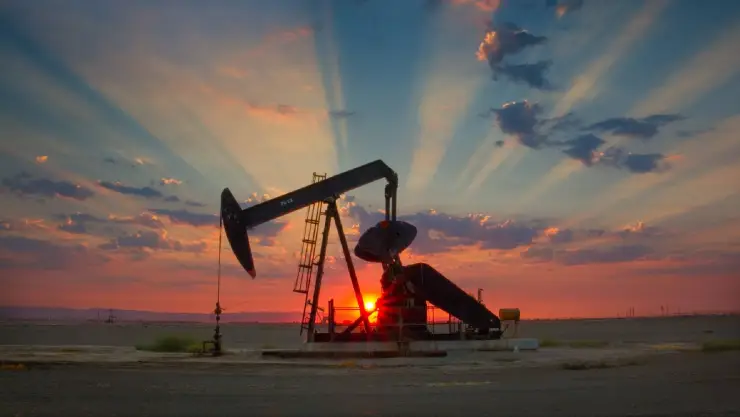 un hermoso atardecer en un pozo petrolífero de California