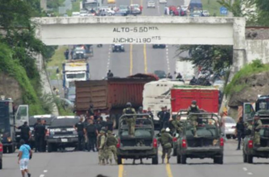 Junto a los ataques fueron reportados cuatro bloqueos carreteros, tres en el tramo Apatzingán-Cuatro Caminos, en el municipio Nueva Italia y otro en la carretera Lázaro Cárdenas-Uruapan