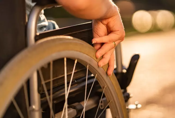 Una mujer y una estafa en la que sólo necesitó una silla de ruedas