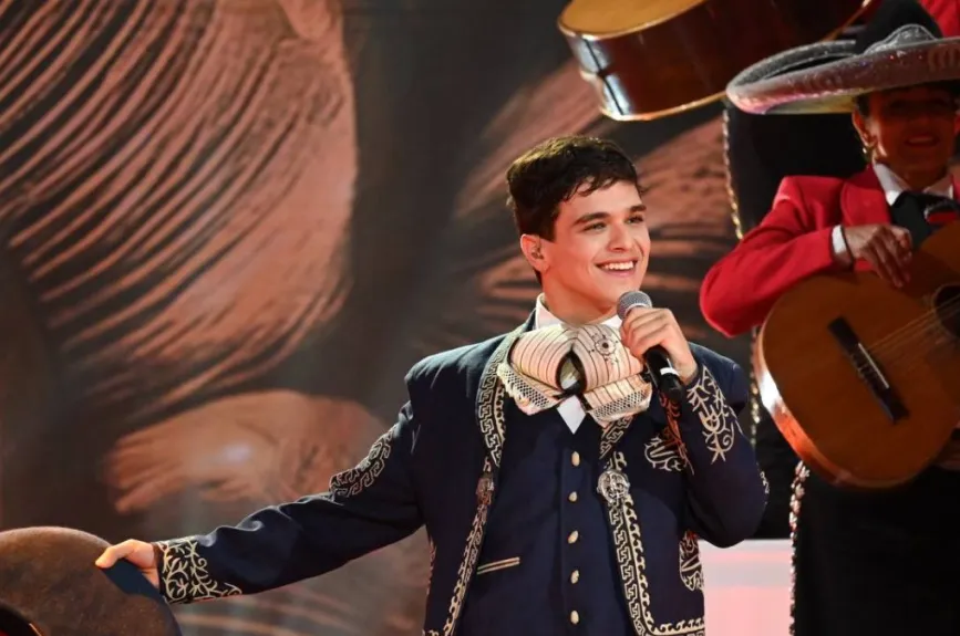 Sin embargo, la recepción crítica fue mixta. Lola Cortés admitió que tuvo dudas al inicio, pero eventualmente reconoció que Julio respetó y logró rescatar la canción a medida que avanzaba su interpretación. Por otro lado, el crítico de hierro, Arturo López Gavito, expresó su descontento, señalando que la voz de Julio le parecía débil para el nivel de la canción y que la interpretación careció de matización.