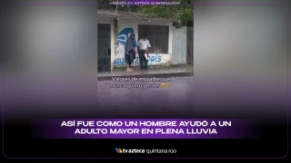 VIDEO: ¡De aplaudirse! Hombre ayuda a adulto mayor a cruzar en la lluvia; el momento se viralizó