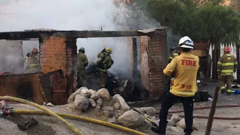 Incendio sorprende a familia en casa pegada al muro fronterizo.