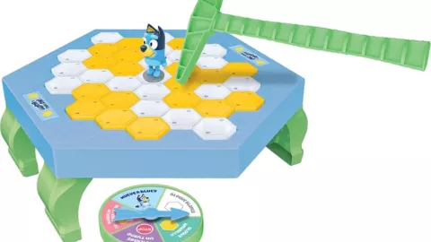 Este juego de mesa de Bluey fomenta la destreza.