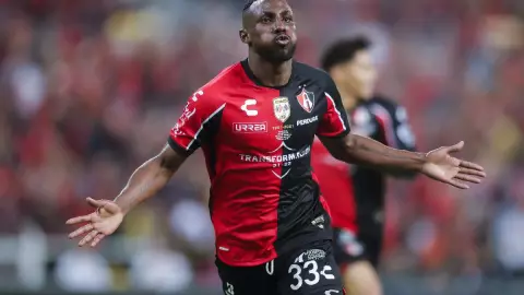 Julian Quiñones festeja gol con el Atlas vs Chivas Clausura 2023 Cuartos de Final