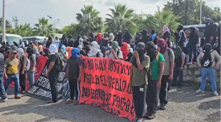 ayotzinapa-marchan-en-chilpancingo-a-cuatro-dias-los-12-anos-la-desaparicion-los-43