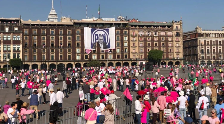 Marcha INE CDMX: Manta de Genaro García Luna fue colgada en balcón